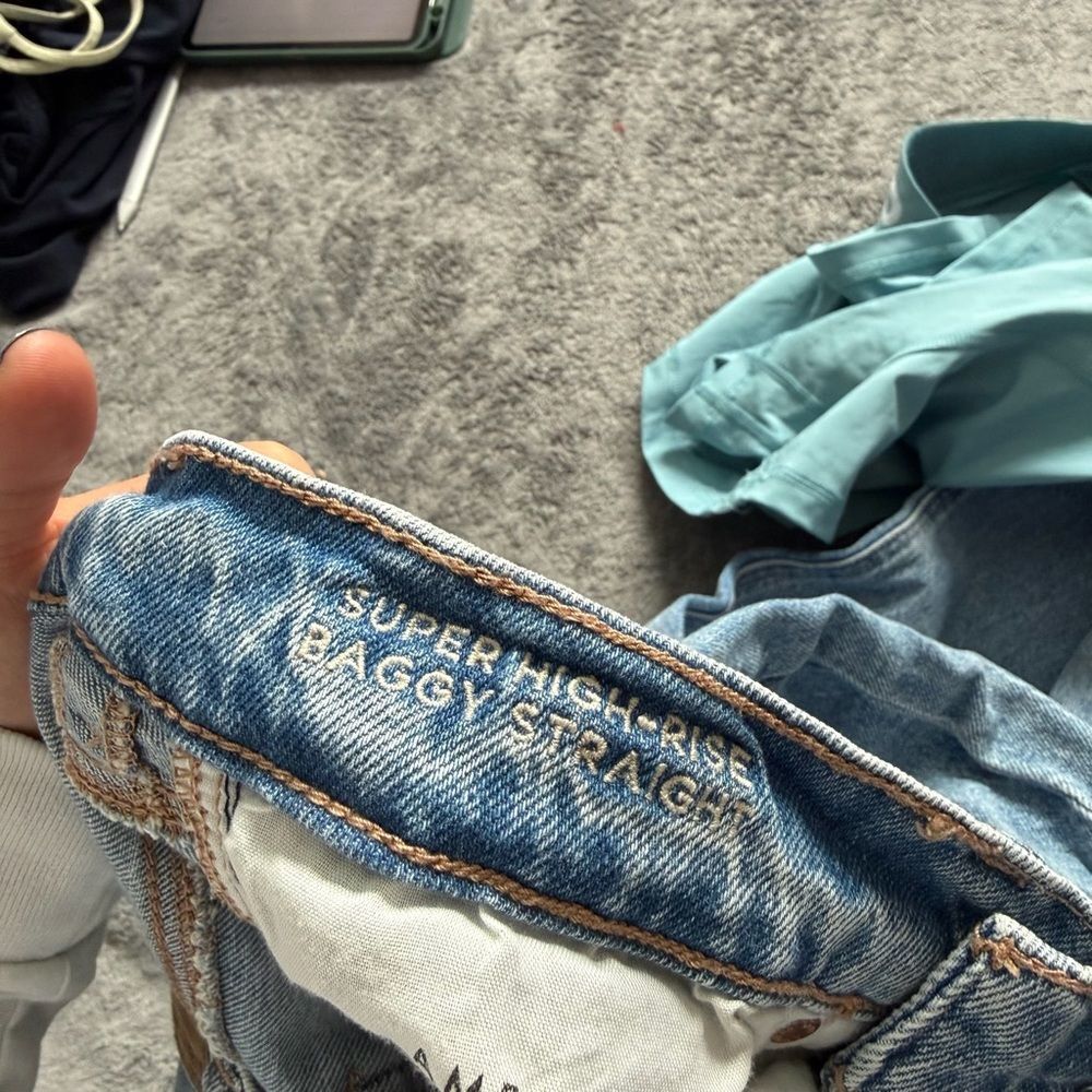 American Eagle Medium Wash Super High Rise Baggy Straight Jeans Ripped Frayed - Picture 4 of 4